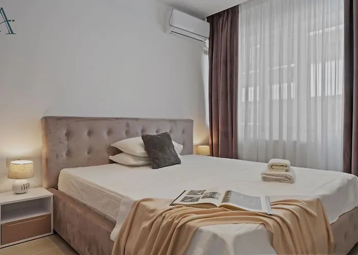 The Moonlight Nest מאמאיה